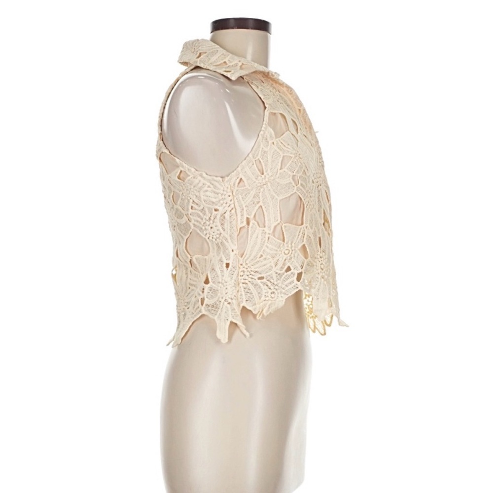 Button-Up Lace Tank - Picture 4 of 5